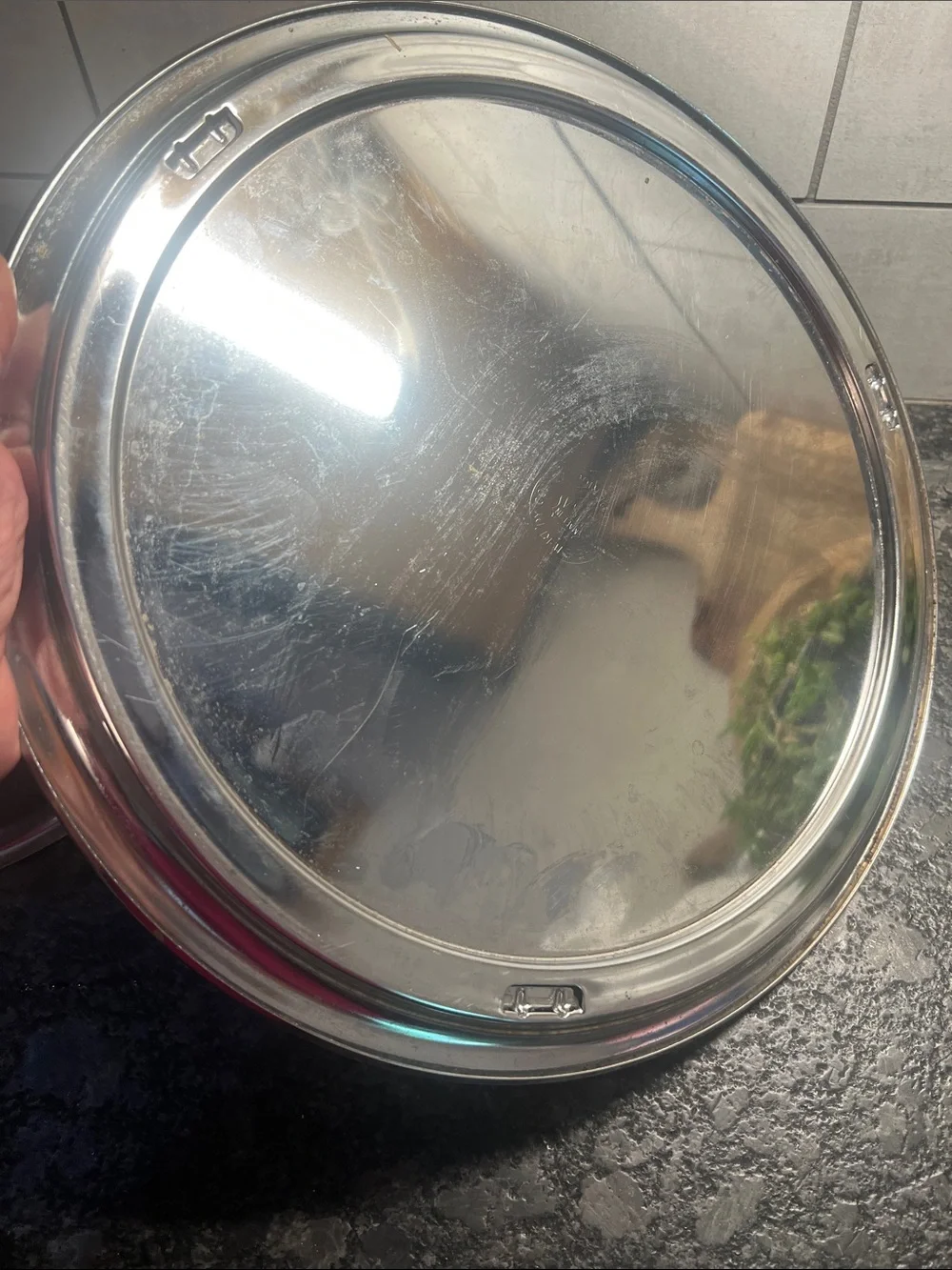 THE EVERYDAY CO cake/pastry/bagel keeper. Locks. Chrome. 10.5” area for cakes